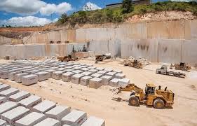 Blocos de granito branco Dallas (Granite blocks white Dallas) Granite slab from Brazil — NSS Natural Stones